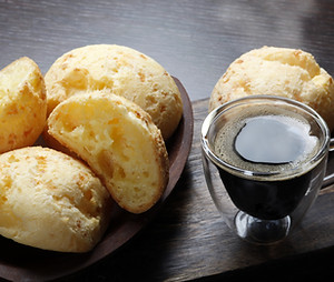 Pão de queijo e café